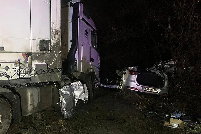 Погибла вся семья: на трассе между Екатеринбургом и Курганом кроссовер протаранил фуру