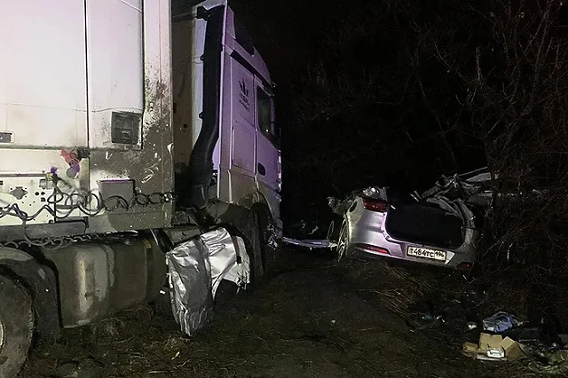 Погибла вся семья: на трассе между Екатеринбургом и Курганом кроссовер протаранил фуру