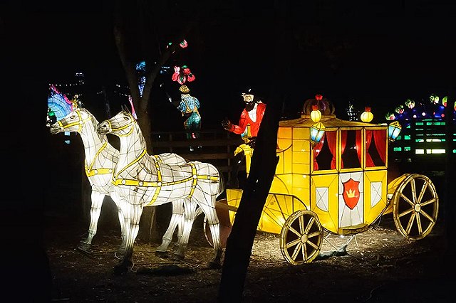 Фестиваль «Королевство волшебных огней» открылся в Парке Маяковского. ФОТОРЕПОРТАЖ