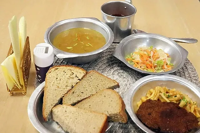 В свердловском ГУФСИН показали праздничное меню в женской колонии