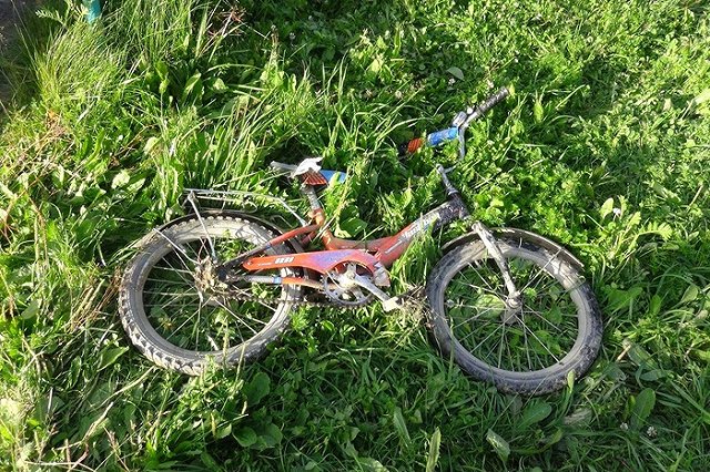 Водитель, двигаясь задним ходом, сбил 6-летнего ребенка на велосипеде