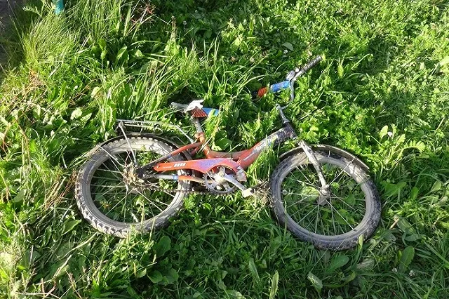 Водитель, двигаясь задним ходом, сбил 6-летнего ребенка на велосипеде