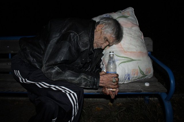 Пожилой «потеряшка» обнаружен на детской площадке во дворах на Бажова