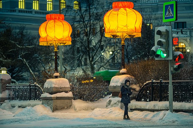 Пока весь город спал, на фонарях у Оперного появились абажуры Тимофея Ради