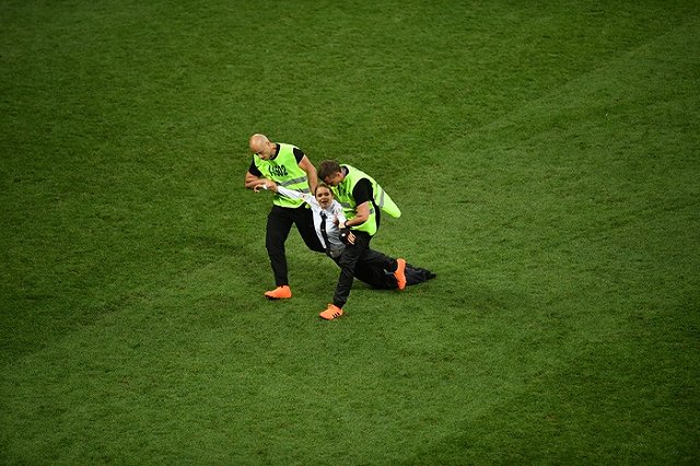 Полиция отпустила выбежавших на поле во время ЧМ участников Pussy Riot