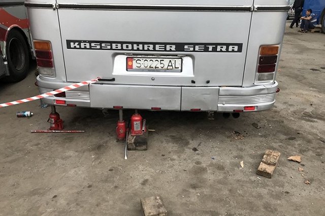 В Сургуте междугородний автобус упал на водителя