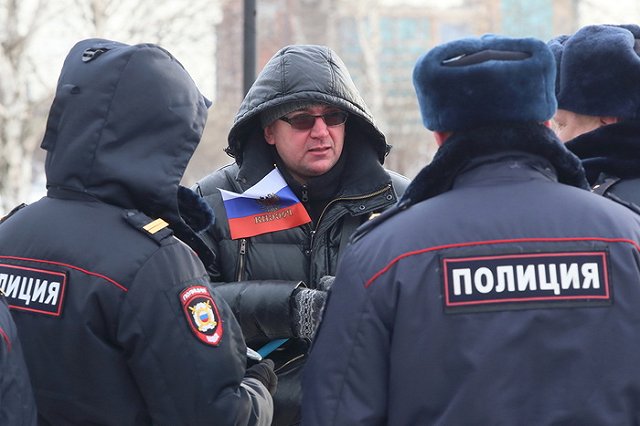 Суды вынесли диаметральные решения по задержанным на акции Навального супругам