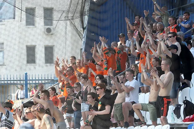 ФК «Урал» отказался усмирять фанатов, протестовавших в сквере