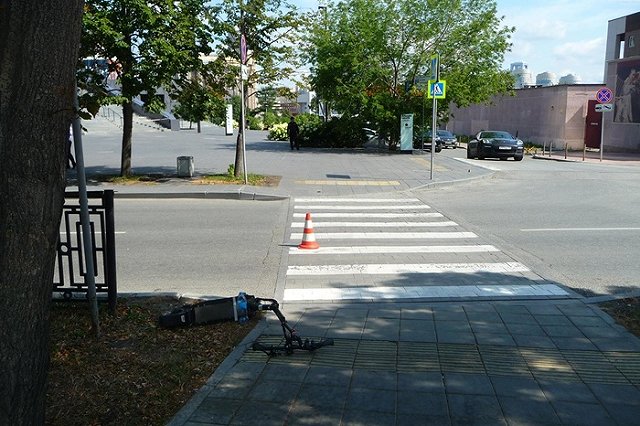 В центре Екатеринбурга 73-летняя водитель сбила мужчину на электросамокате