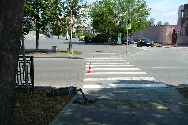 В центре Екатеринбурга 73-летняя водитель сбила мужчину на электросамокате