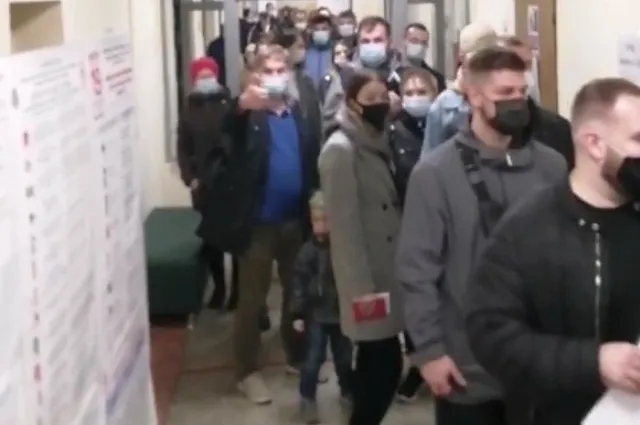 В Екатеринбурге на избирательных участках выстроились огромные очереди