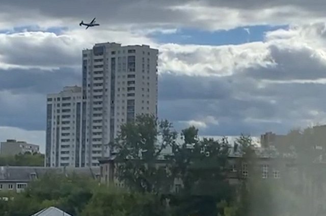 На Вторчермете прямо над 25-этажкой пролетел самолёт