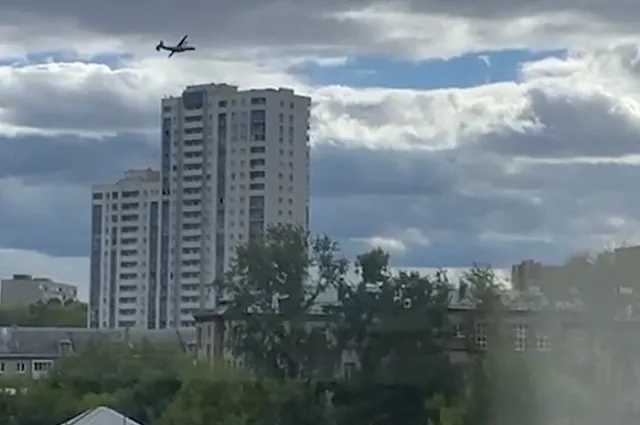 На Вторчермете прямо над 25-этажкой пролетел самолёт
