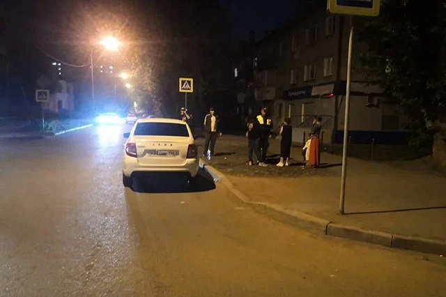 Восьмилетний мальчик на велосипеде попал под машину поздним вечером