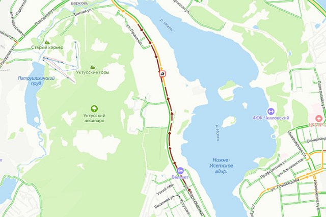 В Екатеринбурге автобус с пассажирами на полной скорости влетел в троллейбус