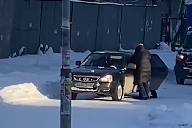 На Уралмаше странная женщина подсаживалась в чужие автомобили и отказывалась выходить