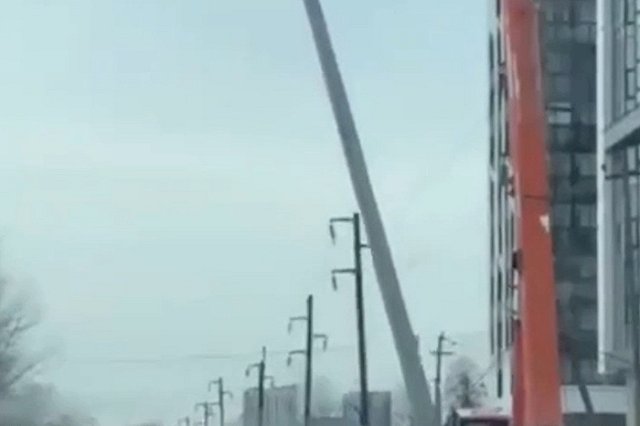 На ВИЗе бетонная опора рухнула на проезжую часть