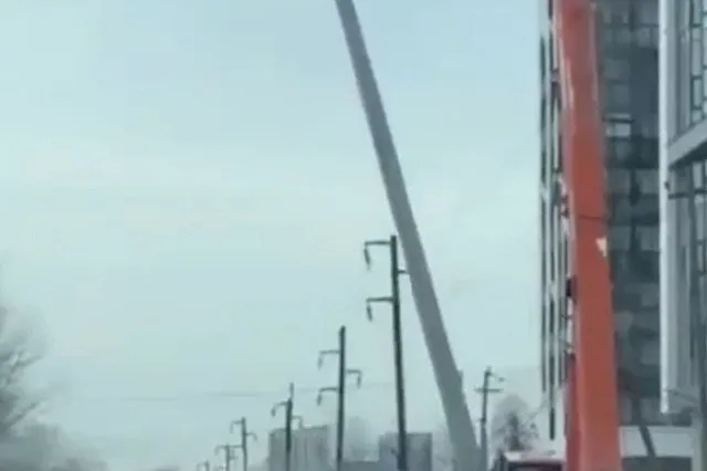 На ВИЗе бетонная опора рухнула на проезжую часть