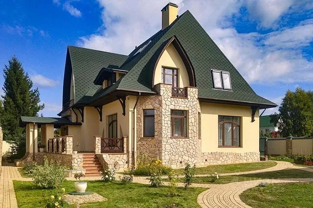 Под Екатеринбургом за 55 миллионов продают трёхэтажный коттедж с бассейном и домом-баней