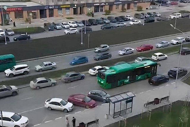 Екатеринбуржцы пожаловались на автохамов, паркующих машины на остановках транспорта