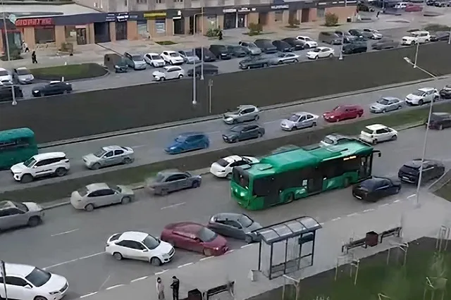 Екатеринбуржцы пожаловались на автохамов, паркующих машины на остановках транспорта