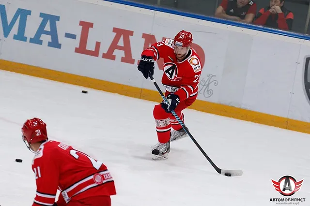 Болельщица пострадала при попадании шайбы в лицо на матче «Автомобилиста»