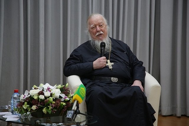 Протоиерей Смирнов заявил о бесполезности школьного образования для девочек