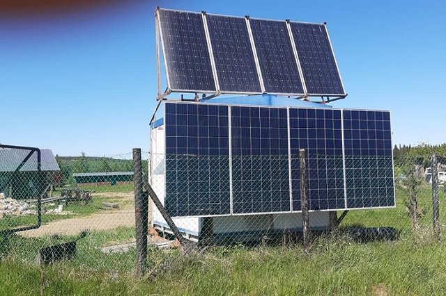 Таксофон в поселке Вижай теперь питается электроэнергий от солнечных батарей