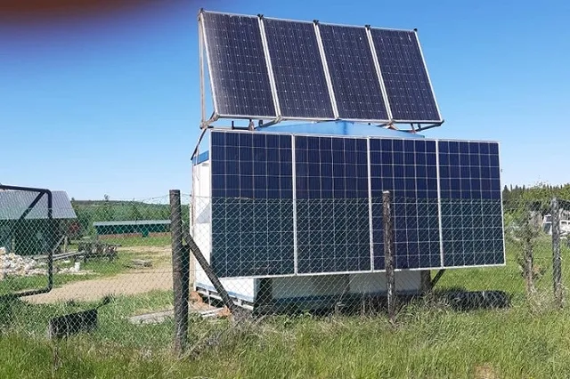 Таксофон в поселке Вижай теперь питается электроэнергий от солнечных батарей