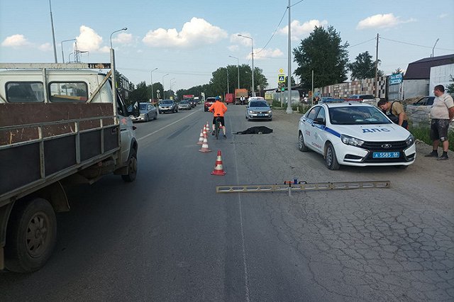 В Екатеринбурге «КАМАЗ» насмерть сбил человека