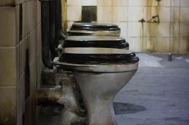 В Свердловской области мужчина убил друга стулом из-за грязного унитаза