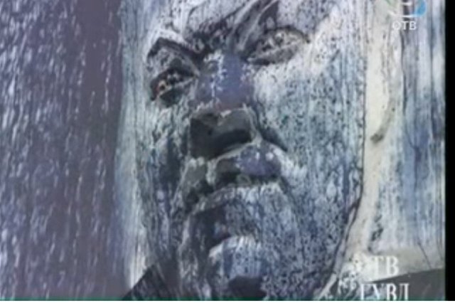 Спустя десять лет выяснилось, кто придумал облить памятник Ельцину синей краской