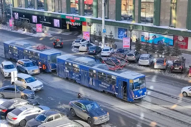 На Радищева элитный Lincoln влетел в трамвай