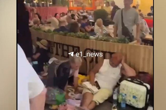 Екатеринбуржцы застряли в аэропорту Сочи из-за нашествия дронов
