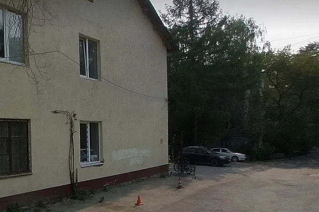 В Екатеринбурге приставы опечатали здание мечети. Тысячи людей теперь молятся на улице