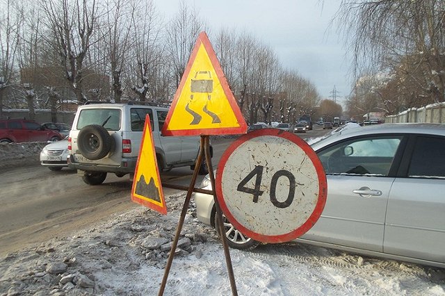 Причиной затора при въезде на Уралмаш стал прорыв технического водовода ЗиКа