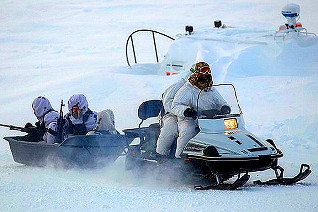 Российские десантники начали пеший марш через полярную пустыню в Арктике