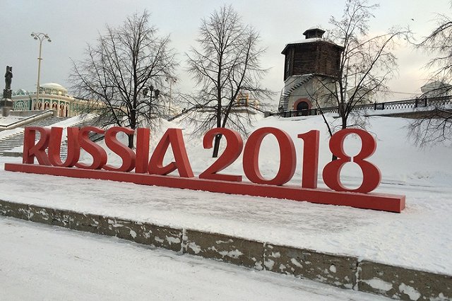 Футбол: гигантский арт-объект ЧМ-2018 украсил Екатеринбург
