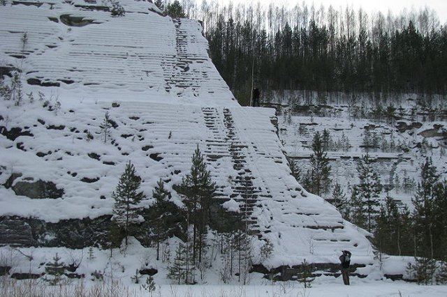 Любимый туристами тальковый карьер Старая линза исчезает под водой