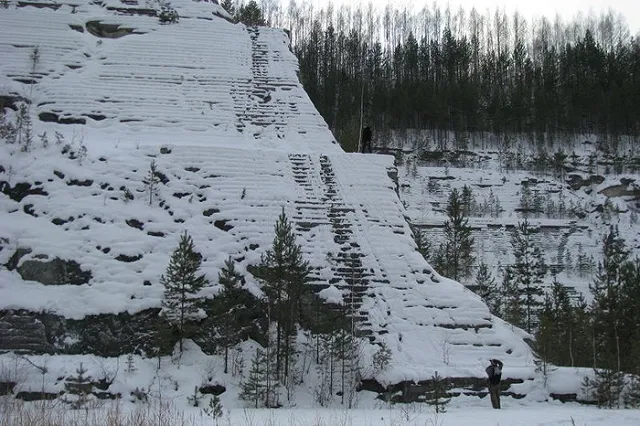 Любимый туристами тальковый карьер Старая линза исчезает под водой