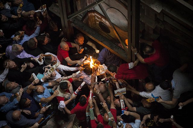 В Иерусалиме сошел Благодатный огонь