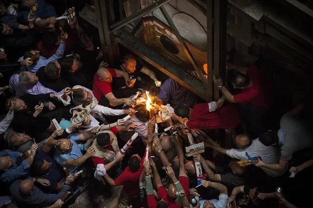 В Иерусалиме сошел Благодатный огонь