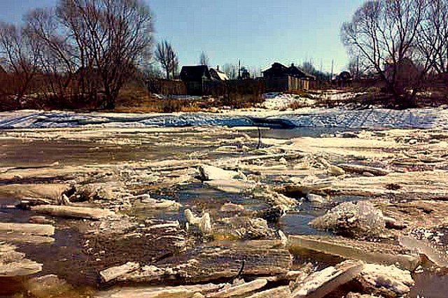 Под Среднеуральском провалились под лёд и пропали двое любителей ночной рыбалки