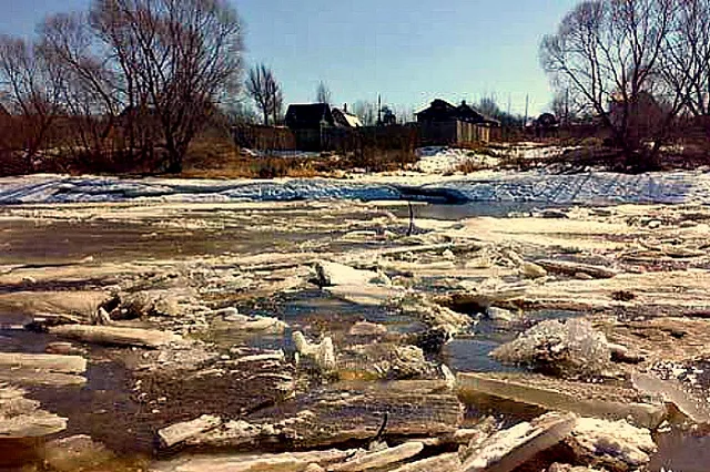 Под Среднеуральском провалились под лёд и пропали двое любителей ночной рыбалки