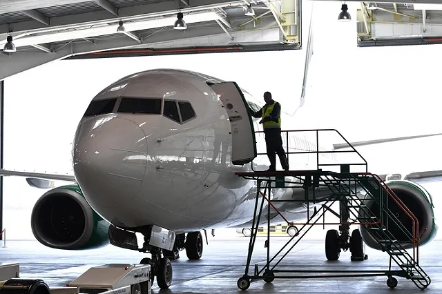 Самолет при посадке выкатился за пределы ВПП в аэропорту Нового Уренгоя