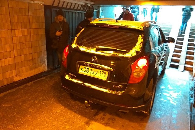 Заехавший в подземный переход водитель за 2 дня до этого «испытывал» тротуар