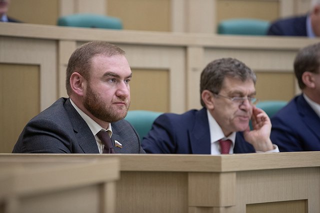 Сенатора задержали во время заседания Совета Федерации