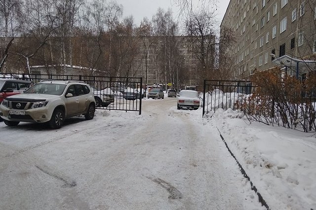 Забор во дворе скандального дома на Бажова, 161 демонтировали