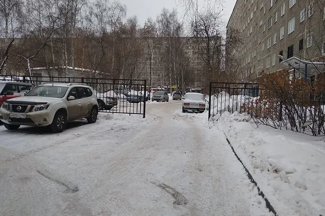 Забор во дворе скандального дома на Бажова, 161 демонтировали