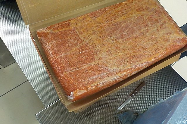 Таможенники Кольцово не пропустили 38 кг красной икры в Финляндию